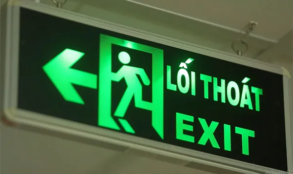 Dạy bé hướng chạy thoát hiểm và nhận biết biển hiệu thoát hiểm