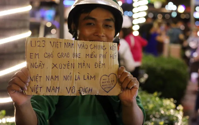 Một xe ôm Grab treo biển chở khách miễn phí nếu Việt Nam giành chức vô địch U23 châu Á. 