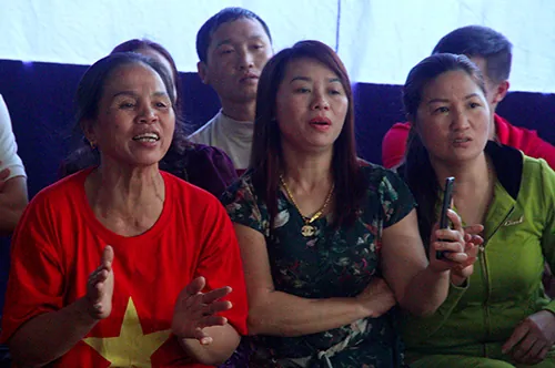 Bà Hường (mẹ trung vệ Bùi Tiến Dũng) vỗ tay động viên khi thấy con trai xuất hiện trên màn hình.