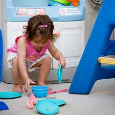 Dặn dò bé không được quay lại nhặt đồ chơi khi có cháy