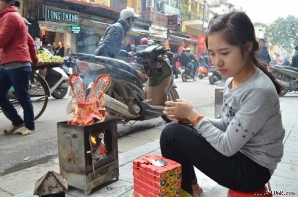 Đốt vàng mã bạn nên có thùng đựng để tránh cháy lan