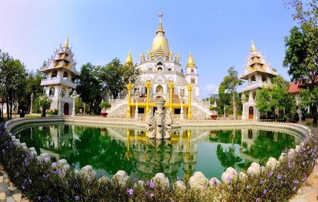 Đứng từ trên bảo tháp, nhìn ra xa du khách sẽ thấy con sông Đồng Nai thổi gió mát, xua tan mọi phiền muộn của cuộc sống.