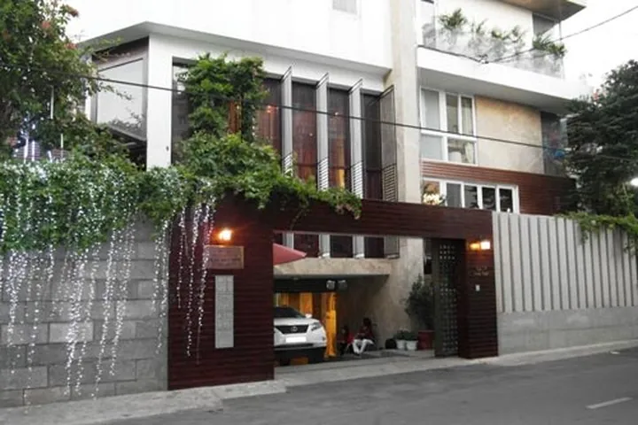 Cửa nhà Đàm Vĩnh Hưng thiết kế thoáng và cao ráo giúp tài khí vào nhà dê dàng 