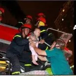 Lính cứu hỏa nhường mặt nạ chống độc cho người dân