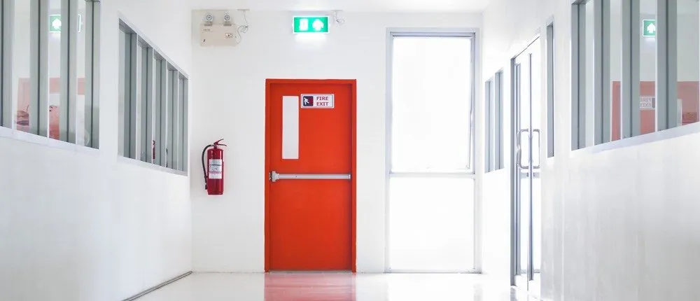 Tay đẩy thoát hiểm được gắn trên cửa thoát hiểm 