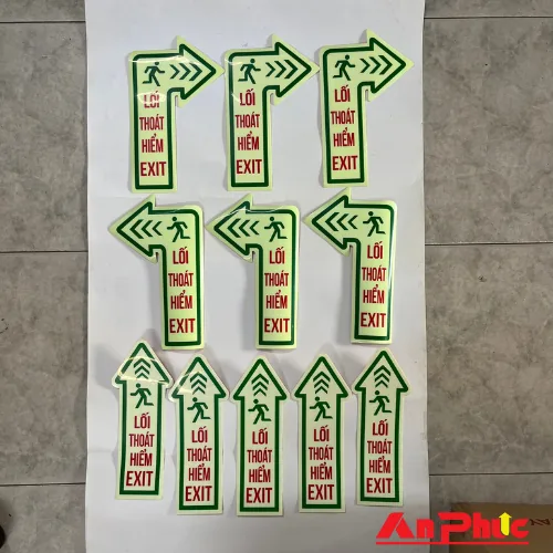 bảng hiệu PCCC – mũi tên dạ quang